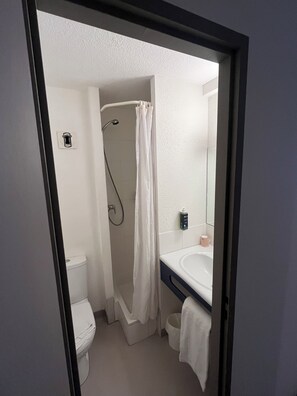 Rainfall showerhead, free toiletries, hair dryer