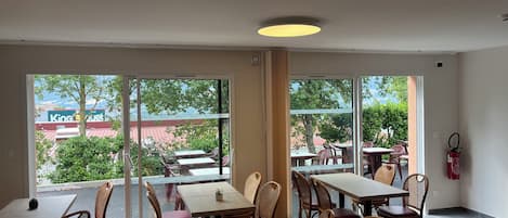 Petit déjeuner buffet (7.90 EUR par personne)