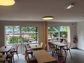 Se ofrece un desayuno bufé (7.90 EUR por persona)