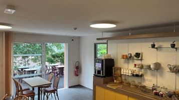 Café da manhã com buffet todos os dias (EUR 7.90 por pessoa)