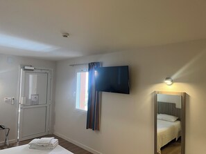 Memory-foam beds, individually furnished, desk, iron/ironing board - Brit Hotel Essentiel Millau (Millau)