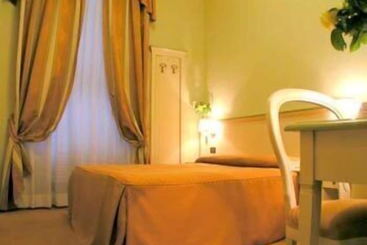 Eenpersoonskamer | Een bureau, geluiddichte muren, gratis babybedden, extra bedden