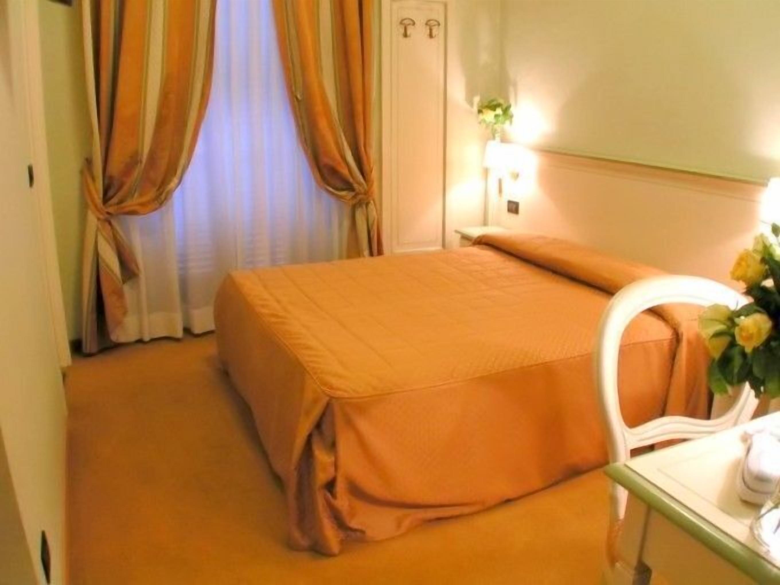 Tweepersoonskamer | Een bureau, geluiddichte muren, gratis babybedden, extra bedden