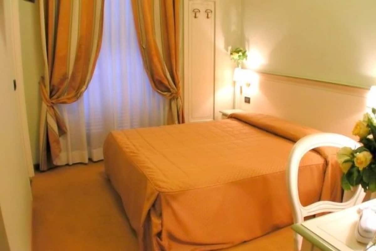 Tweepersoonskamer | Een bureau, geluiddichte muren, gratis babybedden, extra bedden