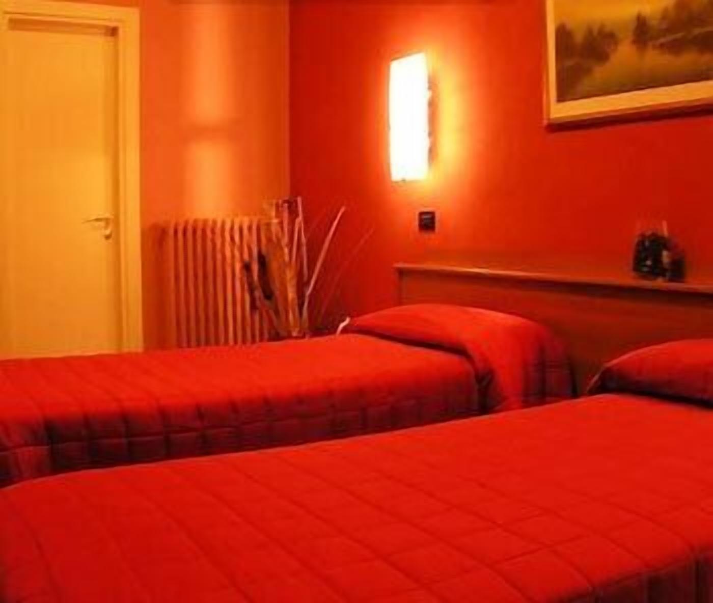 Een bureau, geluiddichte muren, gratis babybedden, extra bedden