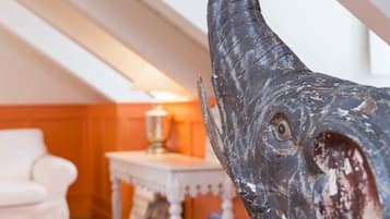 Lydisolert, strykejern/-brett og barnesenger