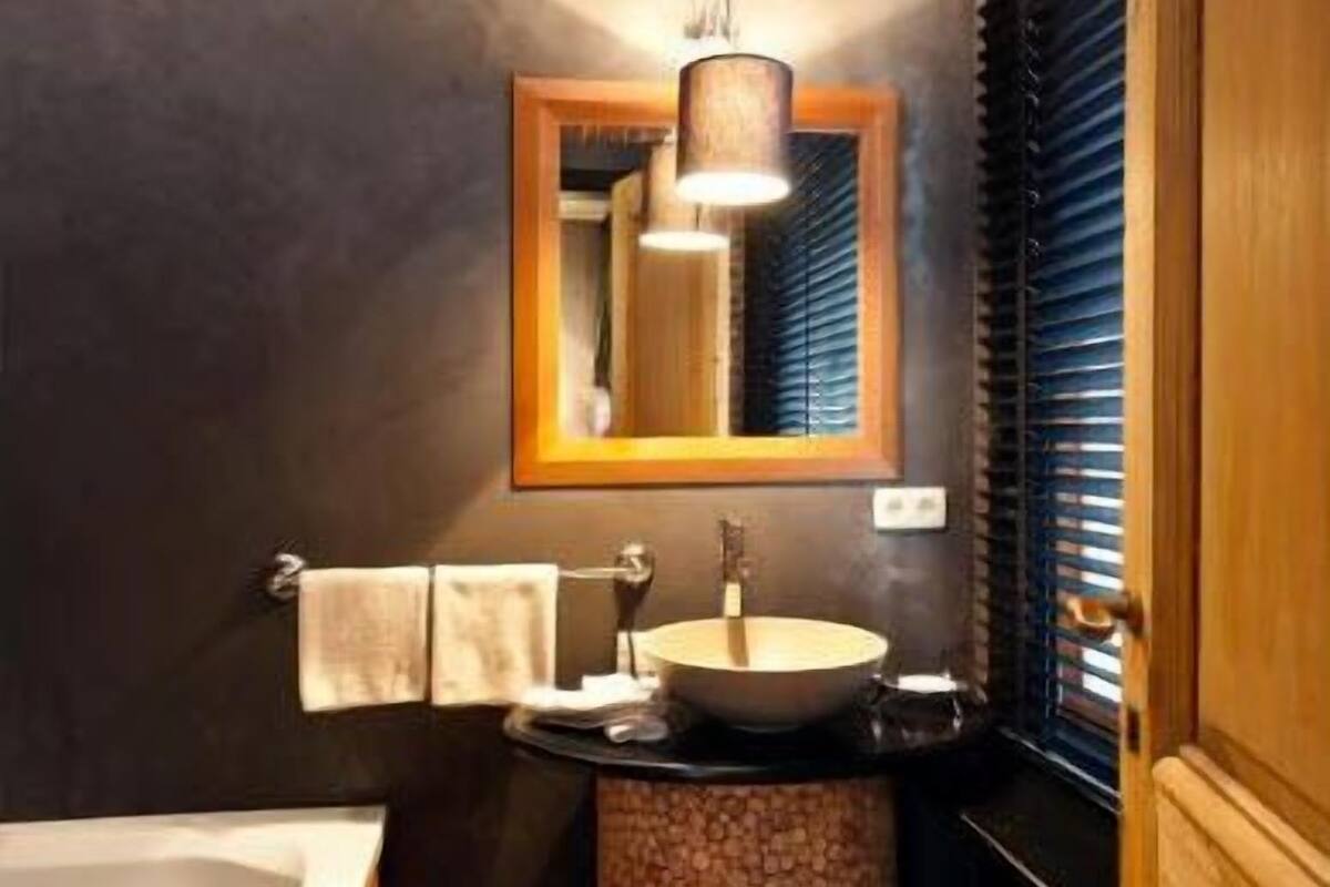 executive double room, garden view | bathroom | designer toiletries, hair dryer, dressing gowns, towels