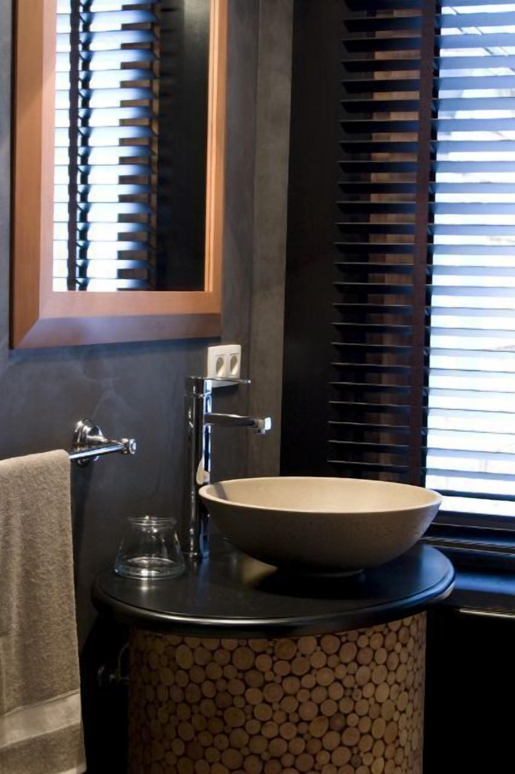 executive double room, garden view | bathroom sink