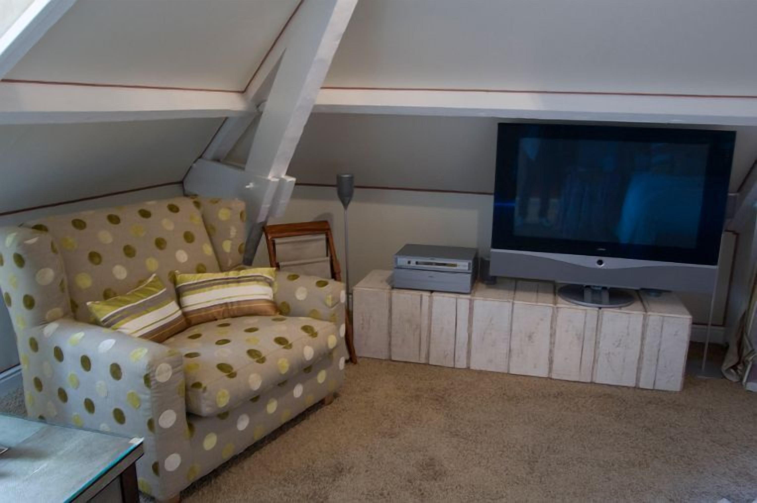 junior suite, garden view | living area | 42-inch flat-screen tv with cable channels, tv, dvd player