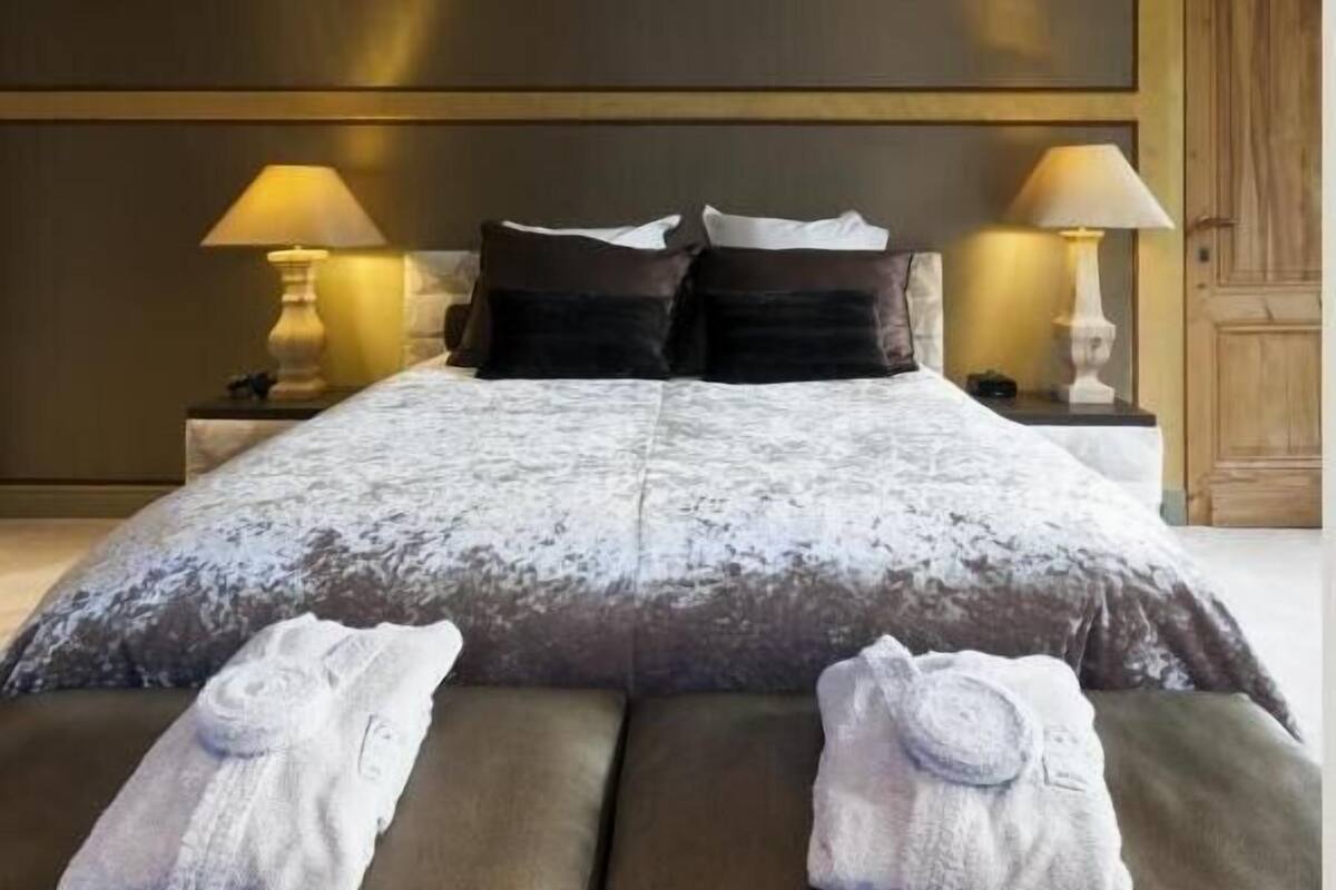 Kamar Eksekutif, 1 Tempat Tidur King, pemandangan kebun | Seprai premium, selimut bulu angsa, brankas, dan didekorasi berbeda-beda