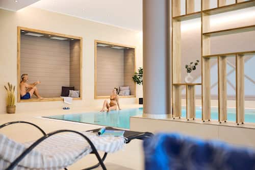 Piscine couverte, chaises longues