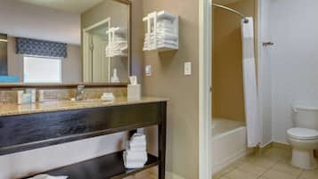 Grand studio, 2 grands lits | Salle de bain