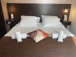 Quarto casal conforto | Roupas de cama premium, cofres nos quartos, escrivaninha