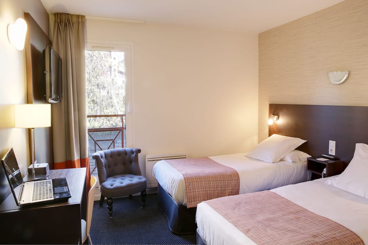 Premium bedding, in-room safe, desk, soundproofing
