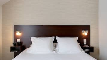 Standaard tweepersoonskamer | Luxe beddengoed, een kluis op de kamer, een bureau, geluiddichte muren