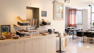 Päivittäinen buffetaamiainen (13.50 EUR per henkilö)