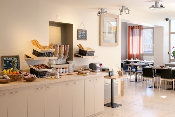 Café da manhã com buffet todos os dias mediante uma taxa