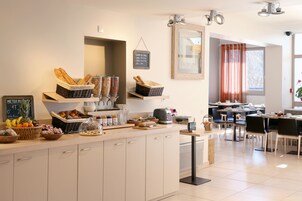 Petit déjeuner buffet (13.50 EUR par personne)