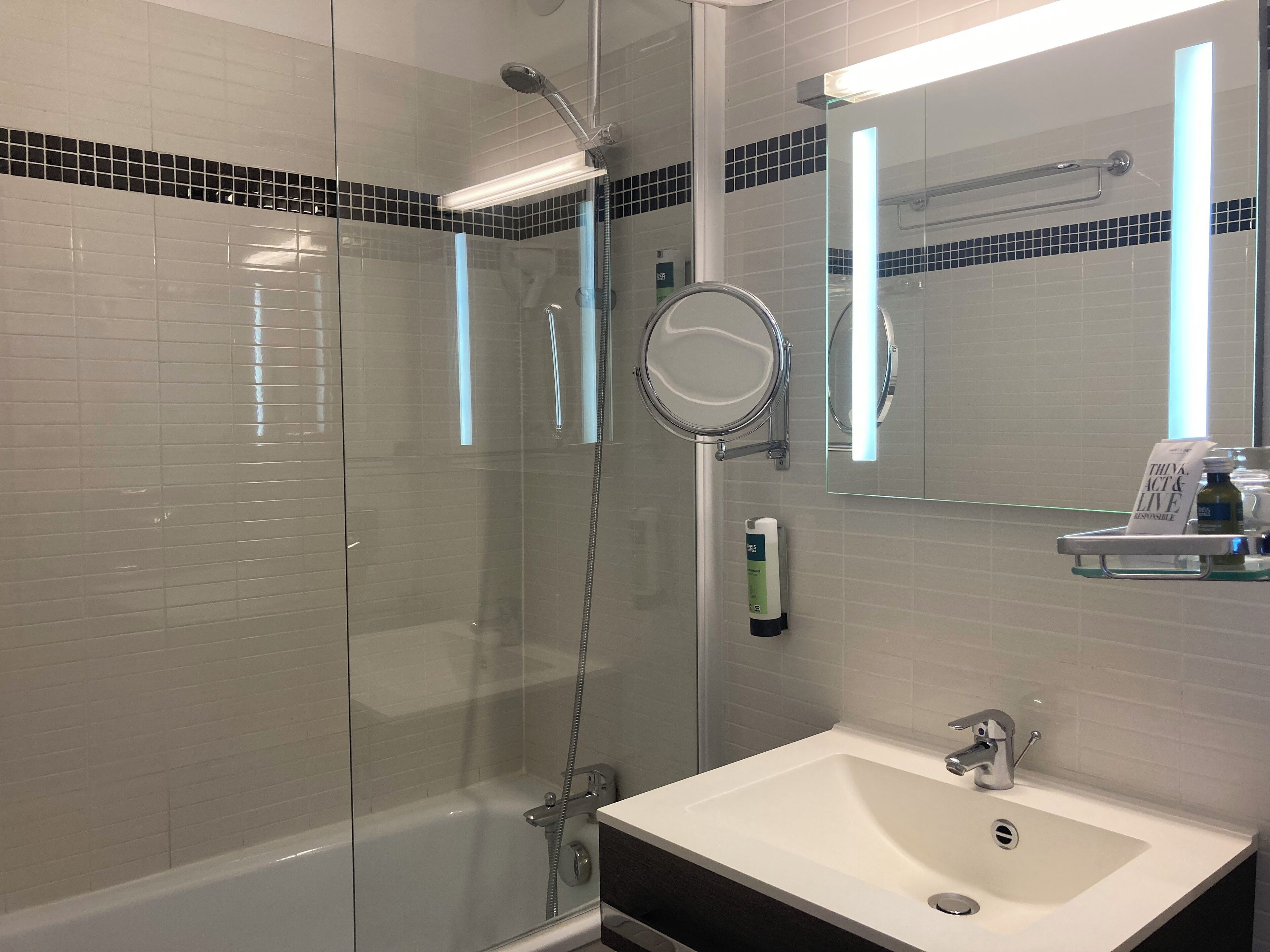 combined shower/bathtub, deep-soaking bathtub, free toiletries