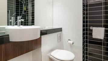 Dusche, Haartrockner, Handtücher