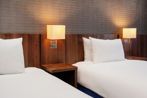 Desk, free WiFi, bed sheets - The Duxford Hotel - Cambridge South M11 Jct 10 (Cambridge)