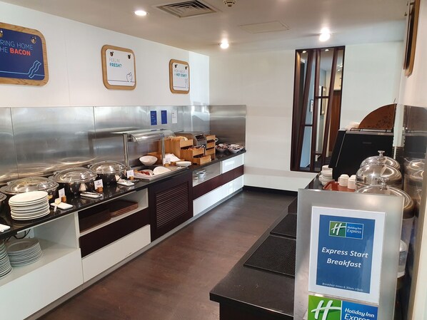 Café da manhã (GBP 10.00 por pessoa)