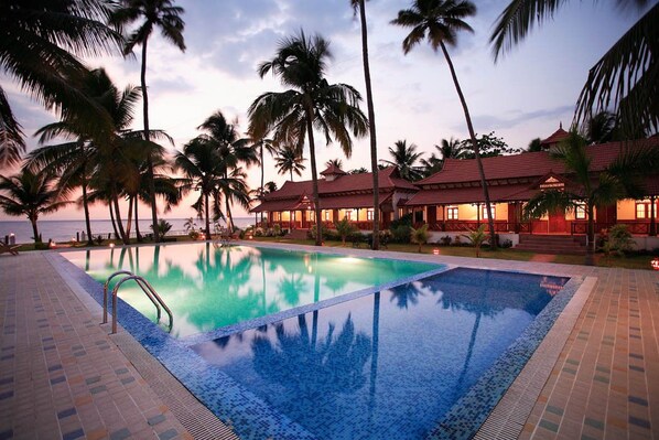 Outdoor pool - Coco Bay Resort (Kottayam)