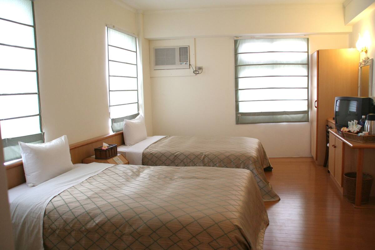 Standard Twin Room, 2 Single Beds | Desk