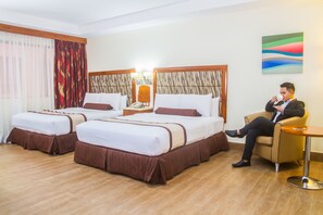 Superior Room | Peralatan tempat tidur premium, gebar bulu kapas, busa memori, bar mini 