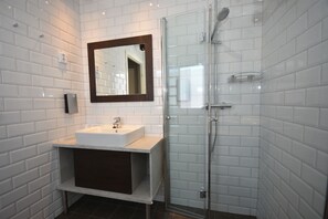 Douche, séchoir à cheveux, plancher chauffant (salle de bain)