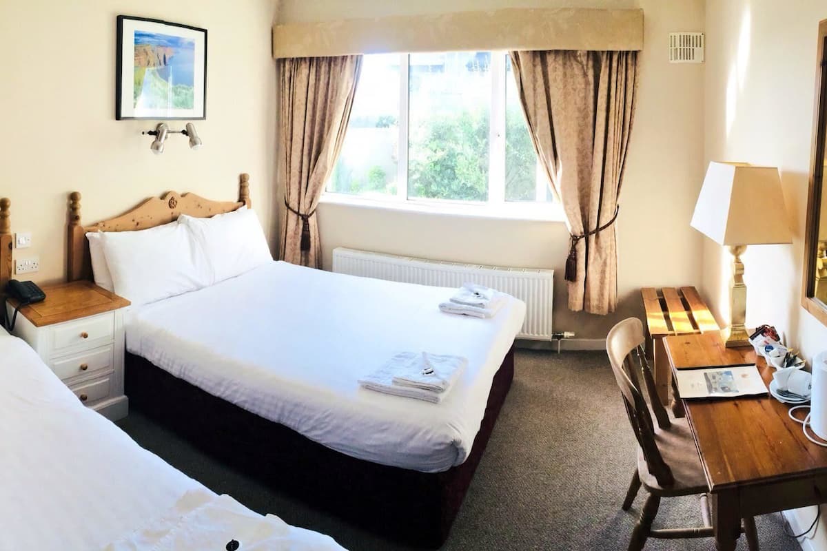 Standard Room, 2 Twin Beds | Desk, free WiFi