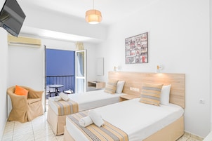 Habitación de hotel con dos camas, un sofá, un televisor, un balcón y una obra de arte en la pared.