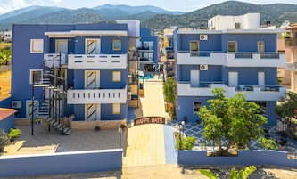 Un edificio moderno con piscina, una escalera y un cartel que dice 'HAPPY DAYS'.