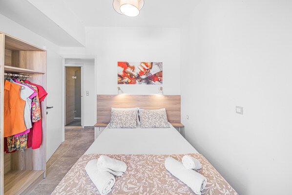 Familienapartment, 2 Schlafzimmer | Schreibtisch, kostenlose Babybetten, Bettwäsche