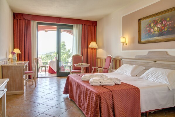 Dobbeltrom – deluxe, eget bad, utsikt mot vingård | Safe på rommet, skrivebord og skrivebord for bærbar PC