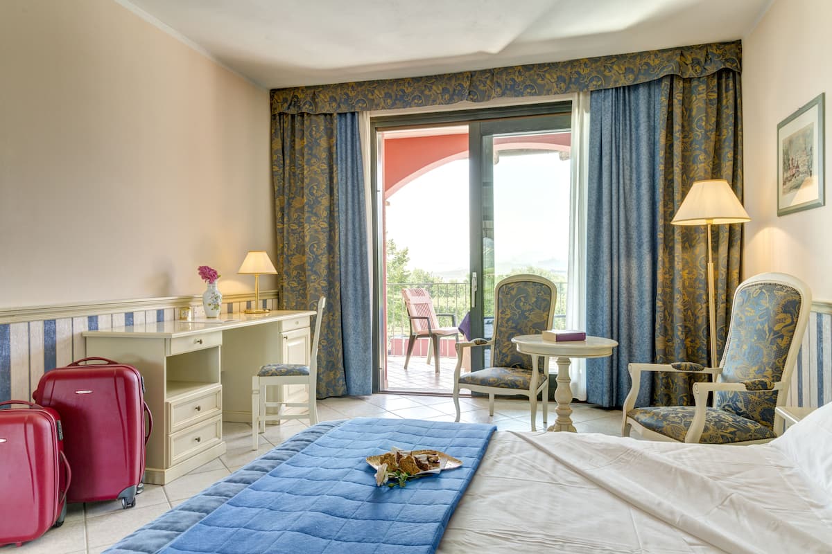 deluxe double room, ensuite, vineyard view | in-room safe, desk, laptop workspace, blackout curtains