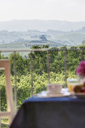 In-room safe, desk, laptop workspace, blackout drapes - Hotel SantaMaria Langhe (La Morra)