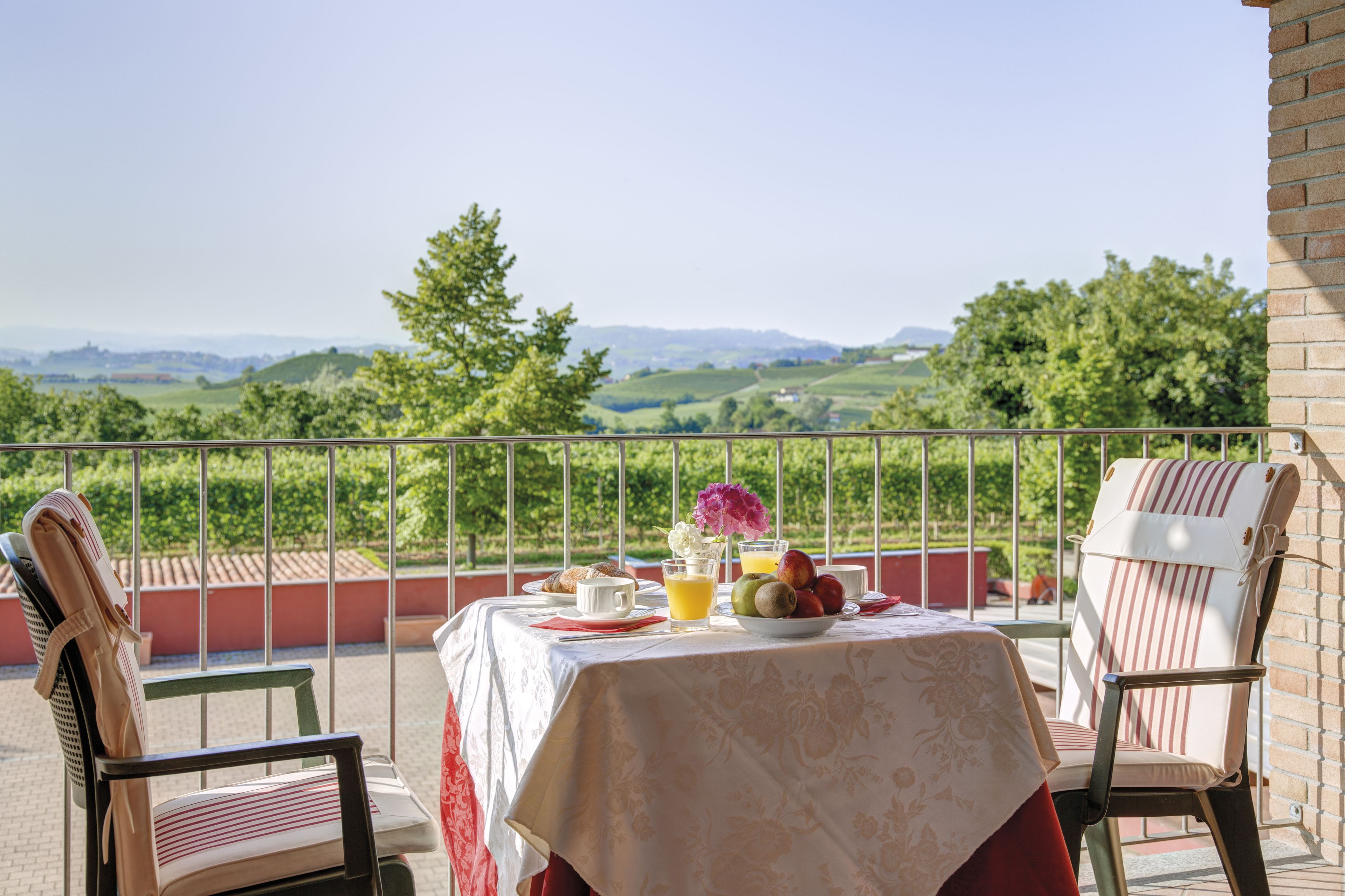 in-room safe, desk, laptop workspace, blackout curtains