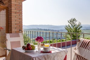 Safe på rommet, skrivebord og skrivebord for bærbar PC