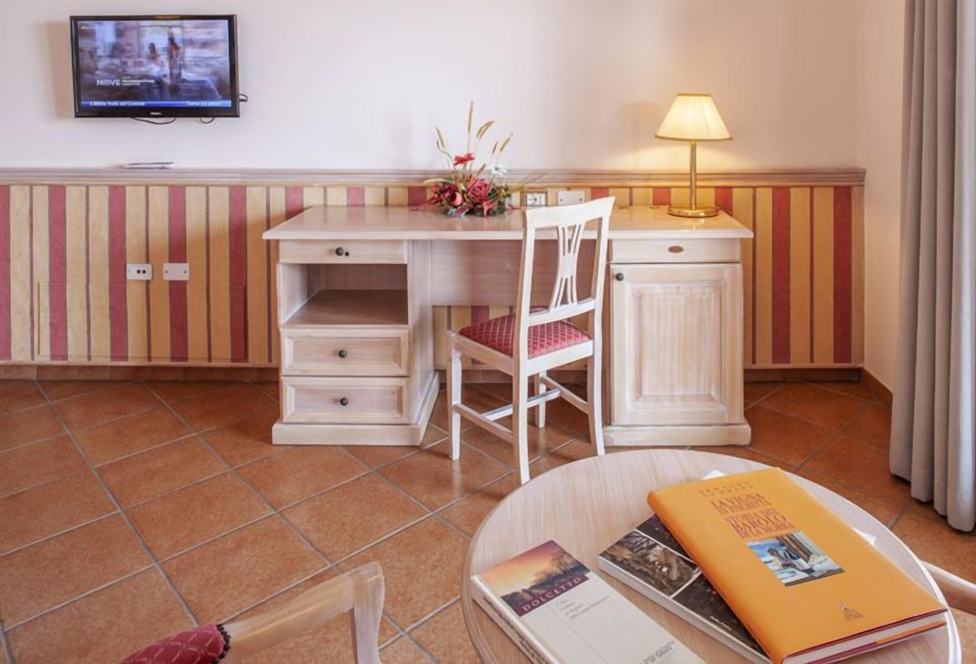 deluxe double room, ensuite, vineyard view | in-room safe, desk, laptop workspace, blackout curtains