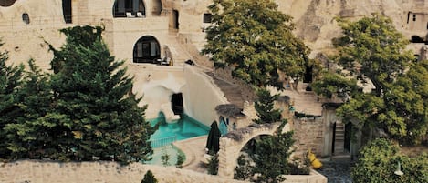 Piscina externa sazonal, guarda-sóis, espreguiçadeiras