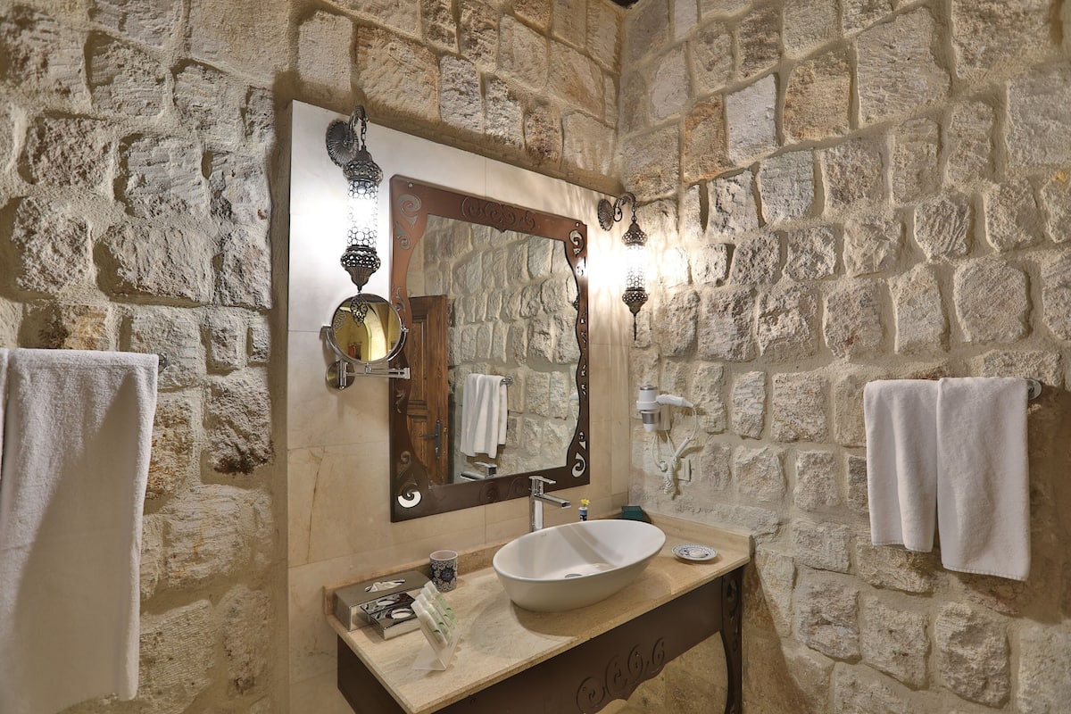 classic room | bathroom sink