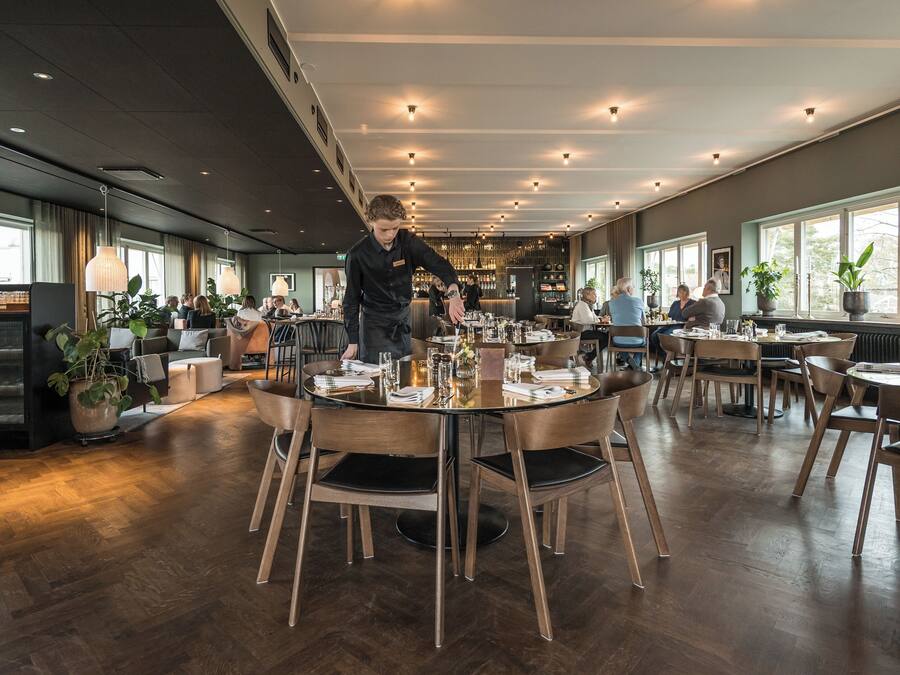 Sarapan dan makan malam dihidangkan