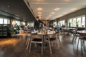 供应早餐和晚餐