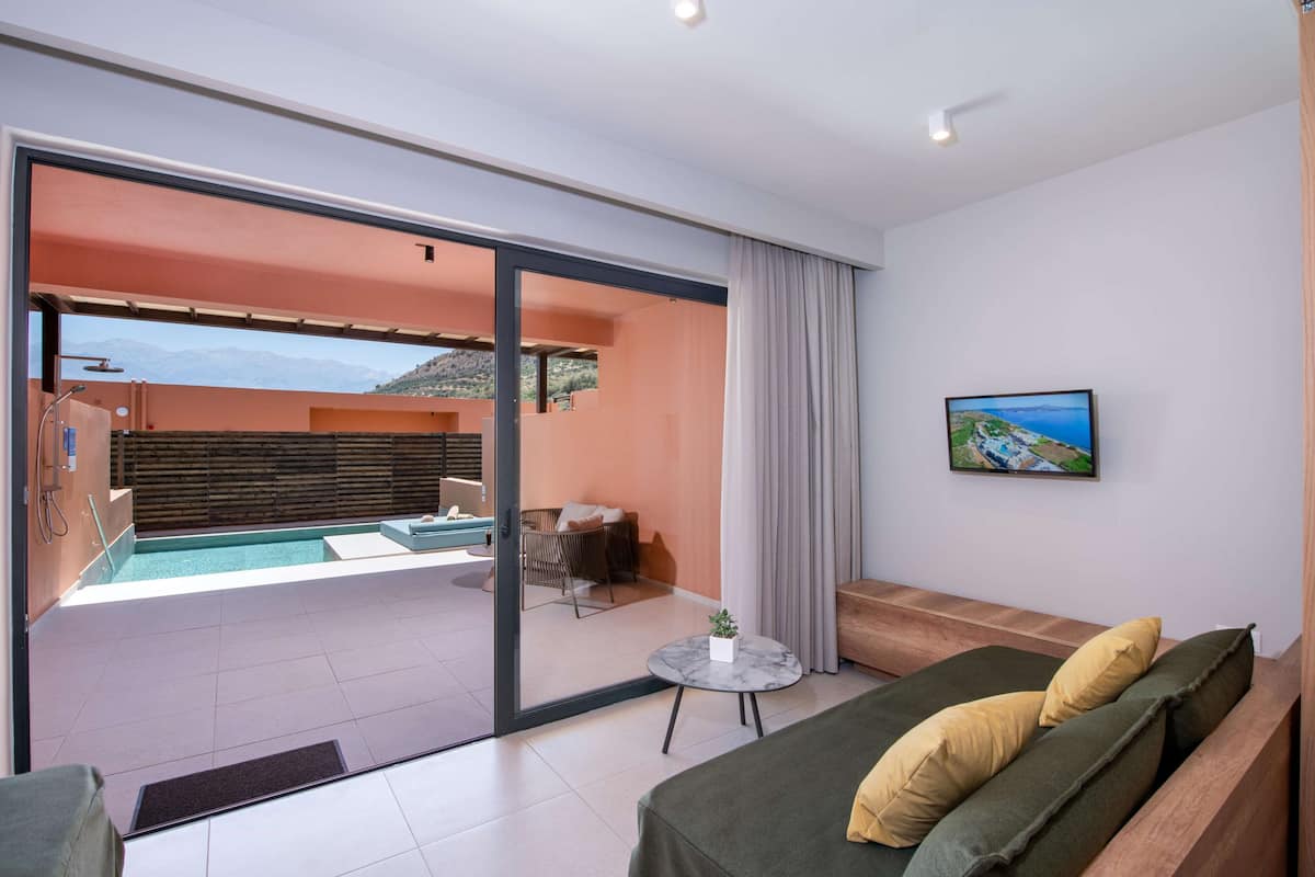 Superior Family Room With Individual Pool