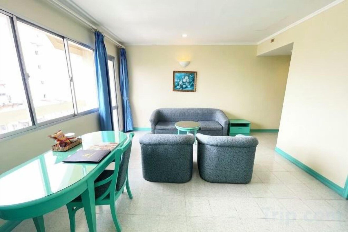 Living area | 32-inch TV with cable channels