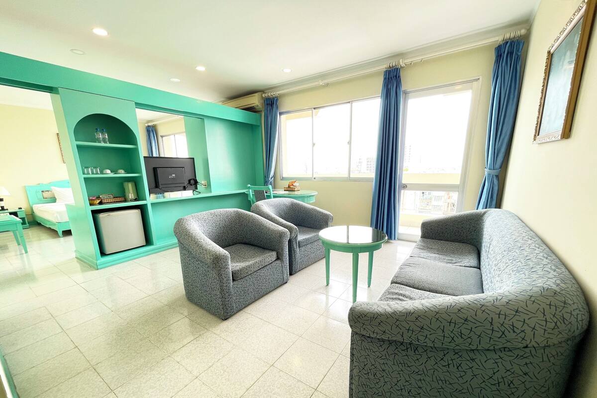 Minibar, escritorio, cortinas blackout y wifi gratis 