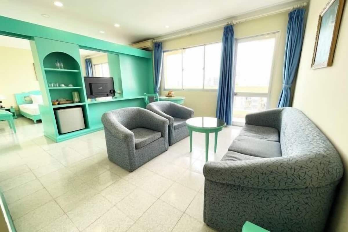 Wohnbereich | 32-Zoll-Fernseher mit Kabelempfang