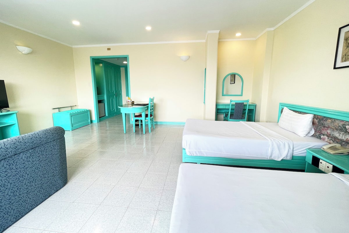 Senior Room | 1 bedroom, minibar, desk, blackout drapes