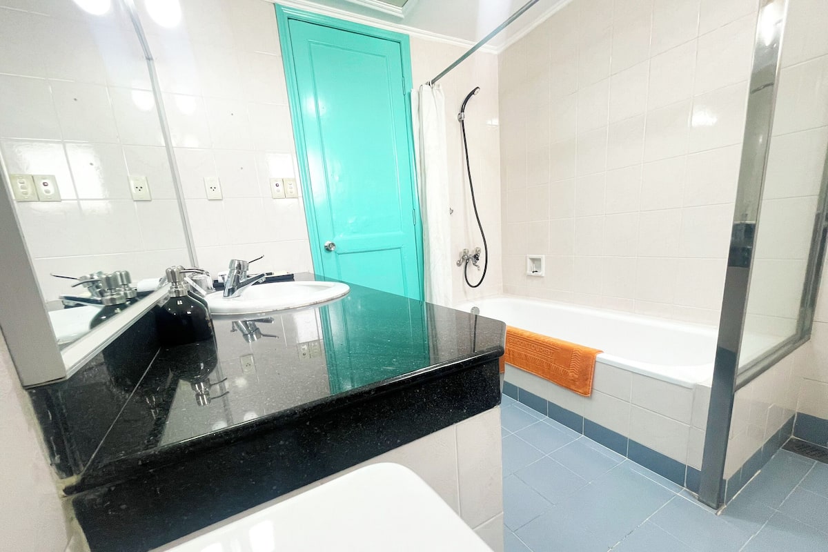 Suite | Badezimmer | Duschwanne, Regendusche, Haartrockner, Hausschuhe